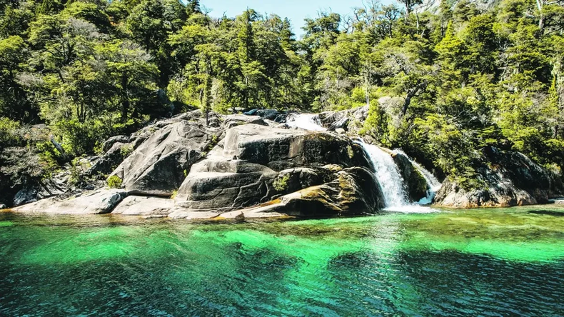 PELIGRO. La mujer murió al golpearse la cabeza tras deslizarse por la cascada.