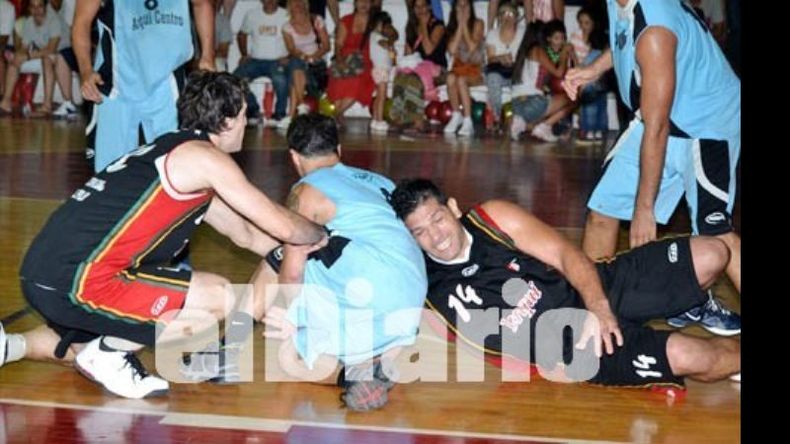 Runke pelea la pelota con el alma..