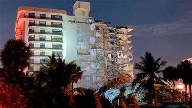 El edificio Champlain Towers South se desplomó durante la madrugada de ayer..