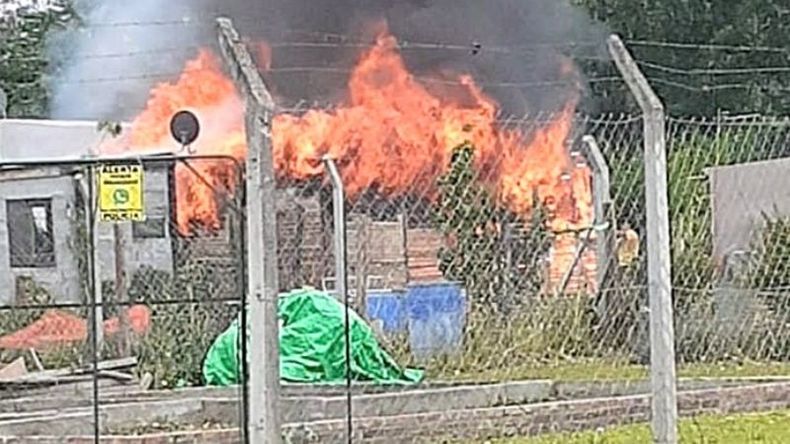 EN LLAMAS. La vivienda incendiada, sobre la calle Río Rin. (Foto: @juancaimpacto.).
