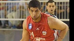 Manuel García, pivote de 2,02 metros, es la nueva ficha de Atlético. Viene de jugar el TNA con Anzorena y el Provincial de Santa Fe para Olimpia de Venado Tuerto. “Juega bien abajo del aro. Tiene tiro estacionado de tres puntos. Pero su fuerte es cerca del aro”, lo describió Urquiza..