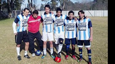 Los Del Yoyo. La data dice que son los últimos campeones de fútbol 5, torneo empleados de comercio, jugado en el predio de ruta 8, que se disputó este último domingo. La final se la ganó a Carrefour. Los nombres: de izquierda a derecha: Craco, José, Yoni, Leo, Yoyo y Dani..