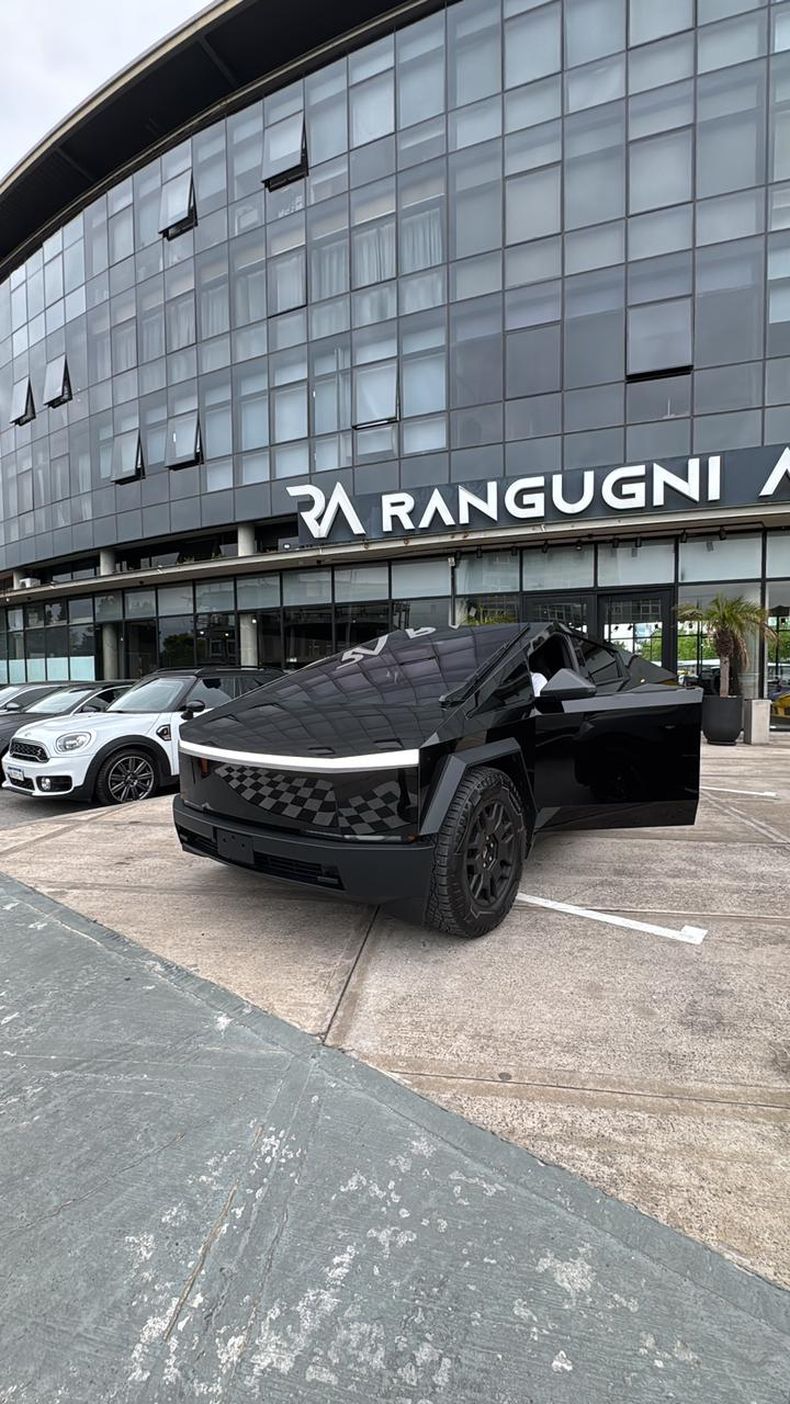 La pick up eléctrica arribó a la concesionaria Rangugni Autos de la calle Caamaño.&nbsp;