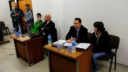 BANQUILLO. Acosta y Klein con sus abogados. Podrían recibir perpetua..