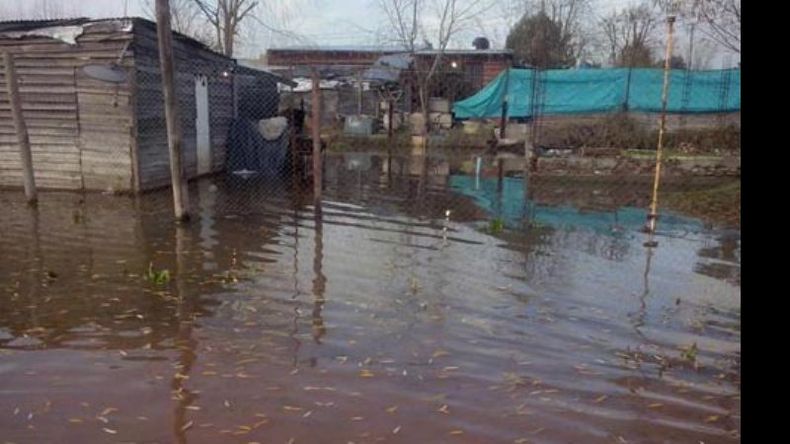 POSTAL. El barrio Agustoni sigue bajo agua tras 48 horas sin lluvias..