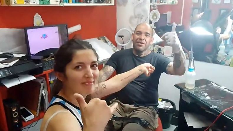 Mauricio Varisco con una clienta que se tatuó este mismo domingo..