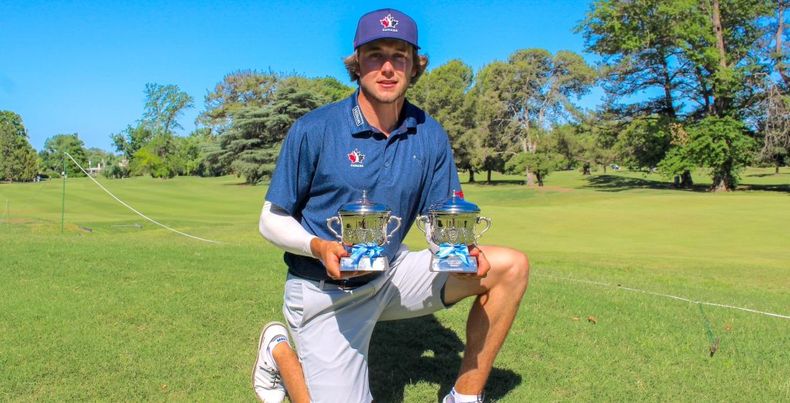 Brady McKinley con los trofeos en las canchas de Martindale.