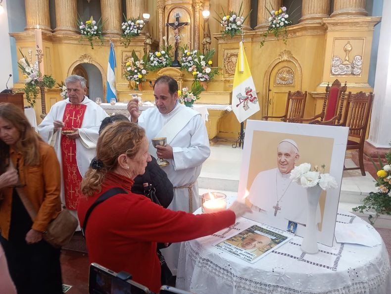 Misa en Pilar por el fallecimiento del Papa Francisco.