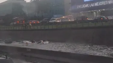 Varios vehículos flotan con más de un metro de agua en la Panamericana altura Márquez.&nbsp;