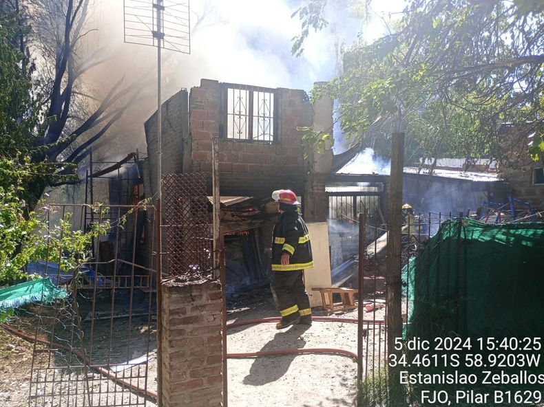 PÉRDIDAS TOTALES. Bomberos trabajando en la vivienda de Independencia y Zeballos.