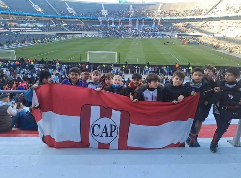Atlético Pilar con su bandera alenatando a la Selección Argentina.