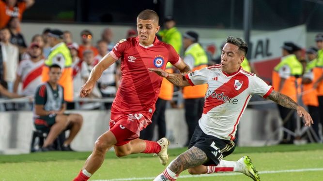 Thiago Santamaría frente a Esequiel Barco en el Monumental.
