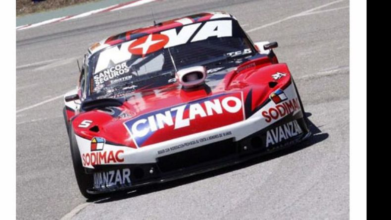 Si gana la serie, al Chevrolet de Rossi le alcanzará con terminar 26º en la final para coronarse..