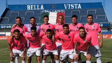 EQUIPO. El once inicial de Real Pilar que jugó en Ciudad Evita.