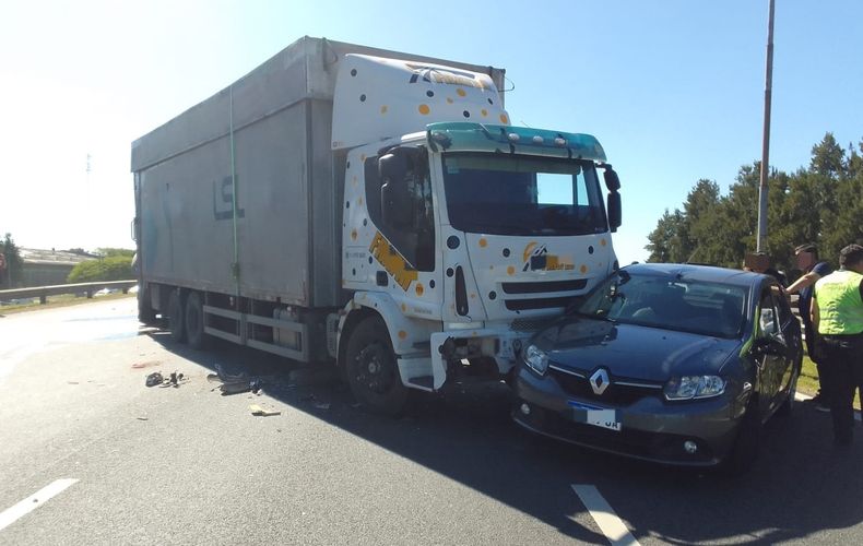 Dos camiones y tres autos chocaron en el kilómetro 38 de Panamericana ramal Pilar.