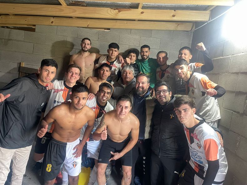 SUBE. Los jugadores de Manzanares festejan en el vestuario el segundo triunfo en fila.