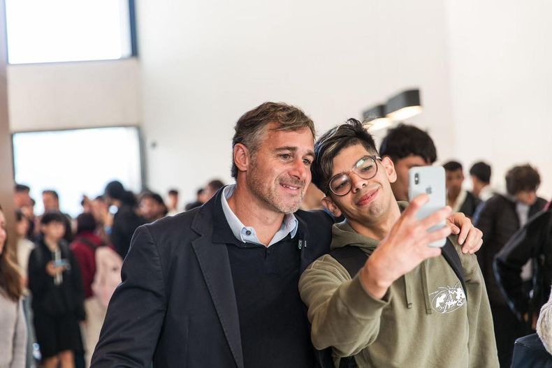 Federico Achával con estudiantes de la Universidad Nacional de Pilar en el primer día de clases de 2026.