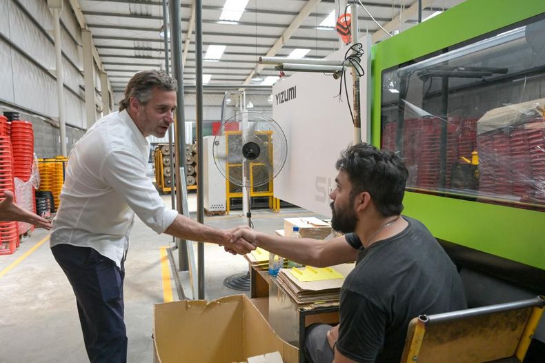 PRODUCCIÓN. En sus recorridas, Achával destaca la importancia de las empresas.
