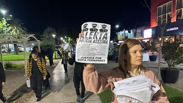 RECLAMO. Justicia ya, el pedido de los familiares de Sofía Fernández, este viernes en la plaza 12 de Octubre de Pilar. RECLAMO. Justicia ya, el pedido de los familiares de Sofía Fernández, este viernes en la plaza 12 de Octubre de Pilar.
