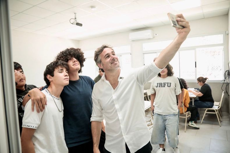 SELFIE Achval se fotografi con los alumnos que le pidieron un recuerdo de su paso por la escuela