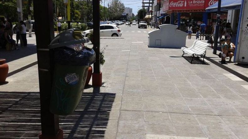 TACHOS. Los cestos no alcanzan para toda la basura que se genera..