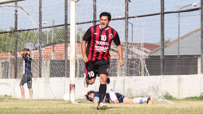 DECISIVO. Díaz marcó 2 tantos en la victoria que metió a Villa Rosa en el Federal..