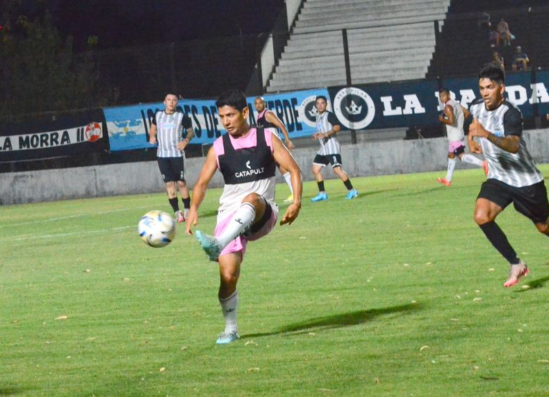 Lucas Chambi toca de primera.