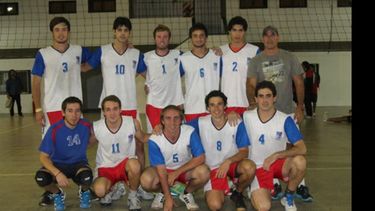 La Primera ganó con parciales de 25-18, 25-17 y 25-21..