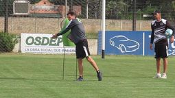 POR ACÁ. Marcoguiseppe da indicaciones tácticas en la última práctica. (FOTO: PRENSA REAL PILAR)..
