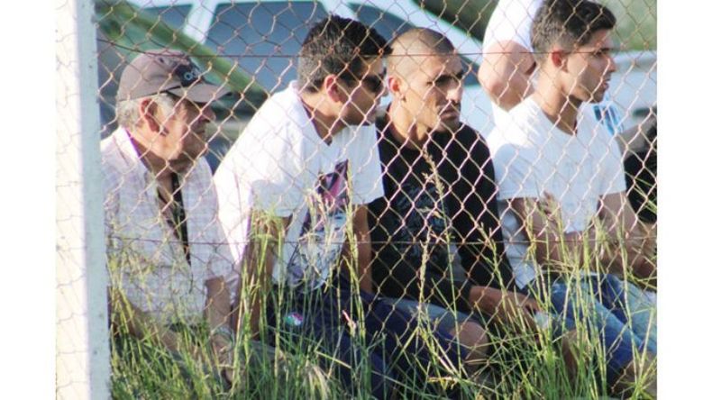 ¿De incógnito?. Mario Aguilar (centro de la foto), volante ofensivo de Atlético, estuvo el domingo en la Villa Verde viendo la victoria 5-3 de Abrojal sobre Argentinos.El Boli “tomó nota” de las alternativas de juego y de la producción del Verde, rival directo del Rancho en la lucha por ascender en la Escobarense..