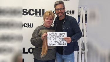 Un ejemplo. En el 2017, la vecina Marta Fabrizio tuvo un gesto de nobleza que no muchos tienen: se cortó el pelo para que con el puedan hacer pelucas para mujeres que tienen cáncer. Dos años después, volvió a animarse y se entregó a las tijeras de Matías Loraschi bajo el lema “Doná pelo, doná vida”. El cabello será donado a la organización Pelucas Solidarias Baradero..