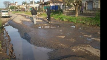 Minada de pozos, así se encuentra hoy la esquina de Tucumán y Almafuerte..