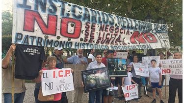 PROTESTA. Exalumnos del Pellegrini, el domingo, en la plaza..