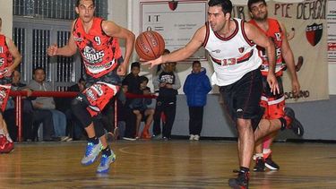 CONDUCCIÓN. Medina, una de las figuras, inicia la contra derquina superando a Ferrini (9)..