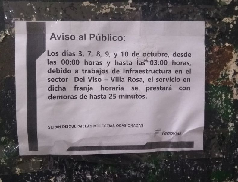 AVISO. Los letreros colocados en las estaciones del tren Belgrano Norte.
