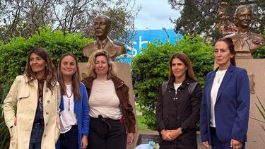 EVITA CUMPLE. Las dirigentas peronistas llevaron una&nbsp; ofrenda floral.