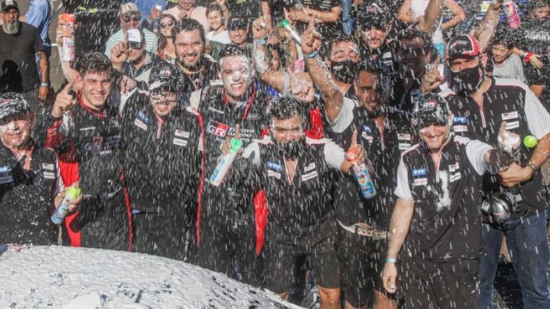 ESPUMA. El festejo del piloto de Del Viso con todo su equipo. (Foto DAMIÁN BARISCHPOLKI).