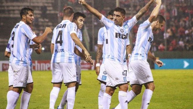 Gastón festeja con los brazos en alto..