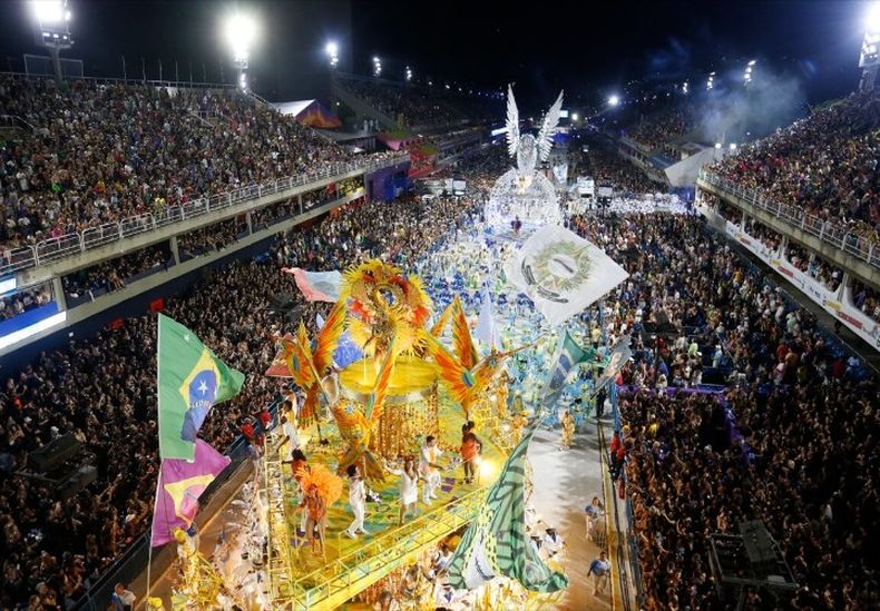 Carnaval de Río de Janeiro en Brasil. (velturtravel.com).