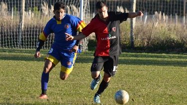 DESBORDE. Leandro González escapa a la marca de Cabrera..