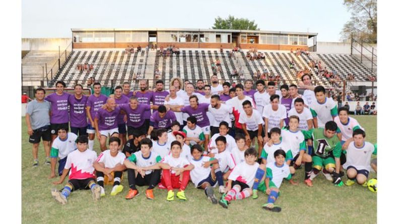 TODOS UNIDOS. Grandes y chicos posan en el estadio de Pilar tras el encuentro amistoso..