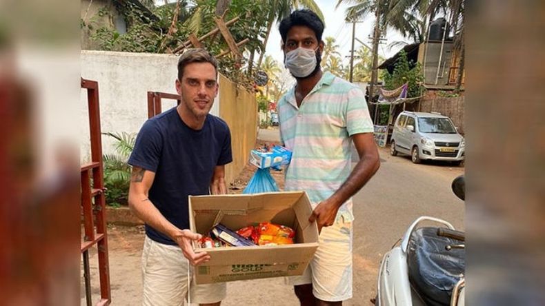 EN LA CALLE. Ricardo Malvino, en su lucha diaria por conseguir alimentos. (Foto: Metro 95.1)..