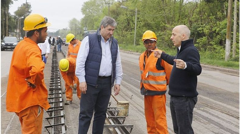 TRAZA. Ducoté y Gigante, junto a operarios en las obras de la ruta 25..