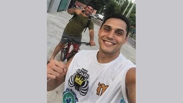 ENTRENAMIENTO. Yamil Peralta salió a correr acompañado de su entrenador Ezequiel Torglele.