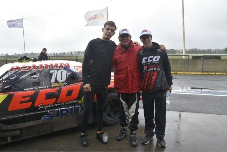 Roberto Videle disfrutando su pasión y la familia en el Autódromo de La Plata.