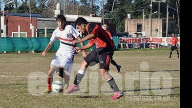 Joel Murguía remata ante Lucas Melo; el delantero completó el 3-0 de Villa Rosa..