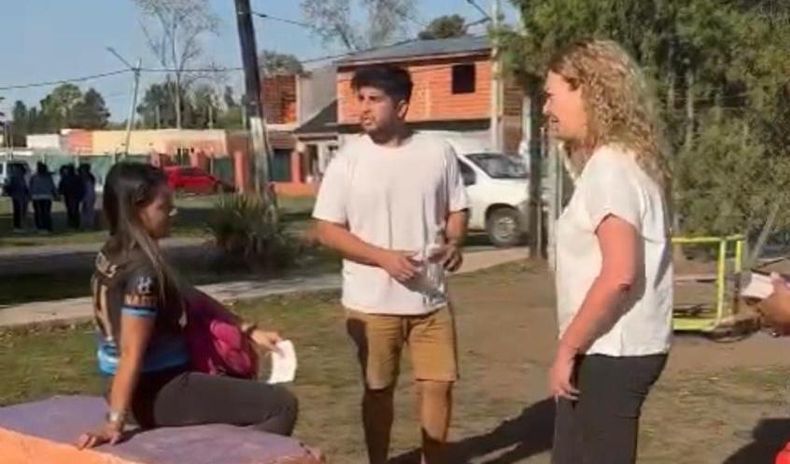 CON VECINOS. Leguizamón recorrió Alberti, Villa Del Carmen y Villa Rosa.
