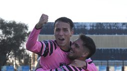 PUÑO ARRIBA. Joaquín César festeja su gol alzado por Nahuel Basualdo.