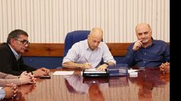 PACTO. Ducoté firmó el acuerdo con los representantes sindicales..