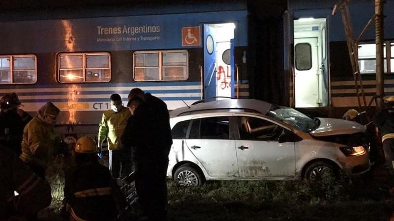 IMPACTO. Los bomberos asisten a los heridos en el lugar del accidente..